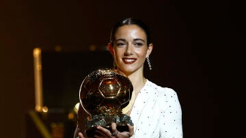  Aitana Bonmatí posa con el Balón de Oro 2024