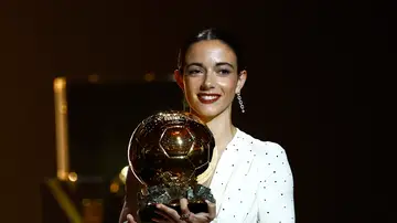 Aitana Bonmatí posa con el Balón de Oro 2024 Aitana Bonmatí posa con el Balón de Oro 2024