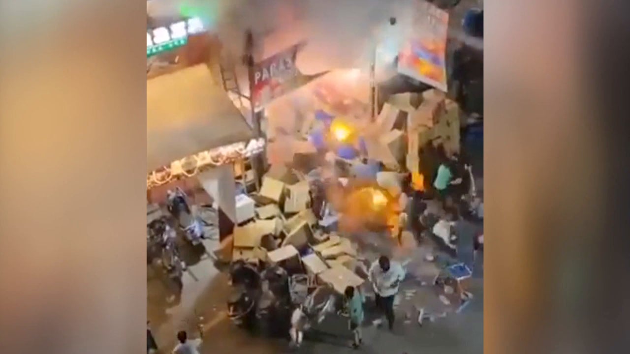 Shop Explosion Pánico en una tienda de pirotecnia por la explosión de unos fuegos ...