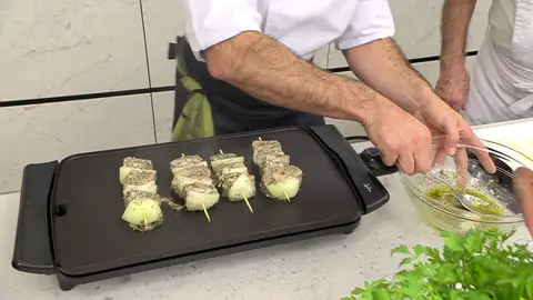 Pon las brochetas encima y cocínalas por los 4 lados Pon las brochetas encima y cocínalas por los 4 lados