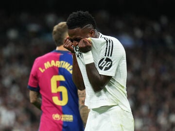 Vinicius Jr se lamenta durante el Real Madrid-Barça