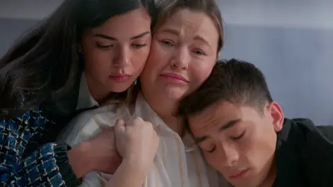 Şevval pide a Ömer que cuide de sus hermanos mientras cumple su condena: “Me caerán siete años” Şevval pide a Ömer que cuide de sus hermanos mientras cumple su condena: “Me caerán siete años”