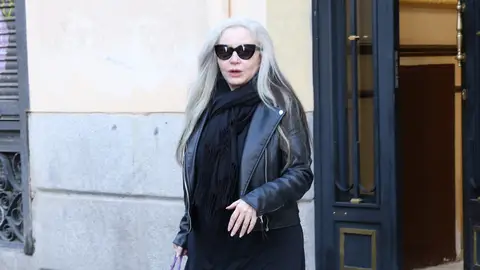 Alaska con el pelo blanco y negro Alaska con el pelo blanco y negro