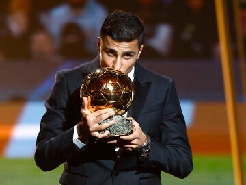 Rodri Hernández besa el Balón de Oro 2024