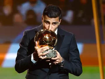 Rodri Hernández besa el Balón de Oro 2024 Rodri Hernández besa el Balón de Oro 2024