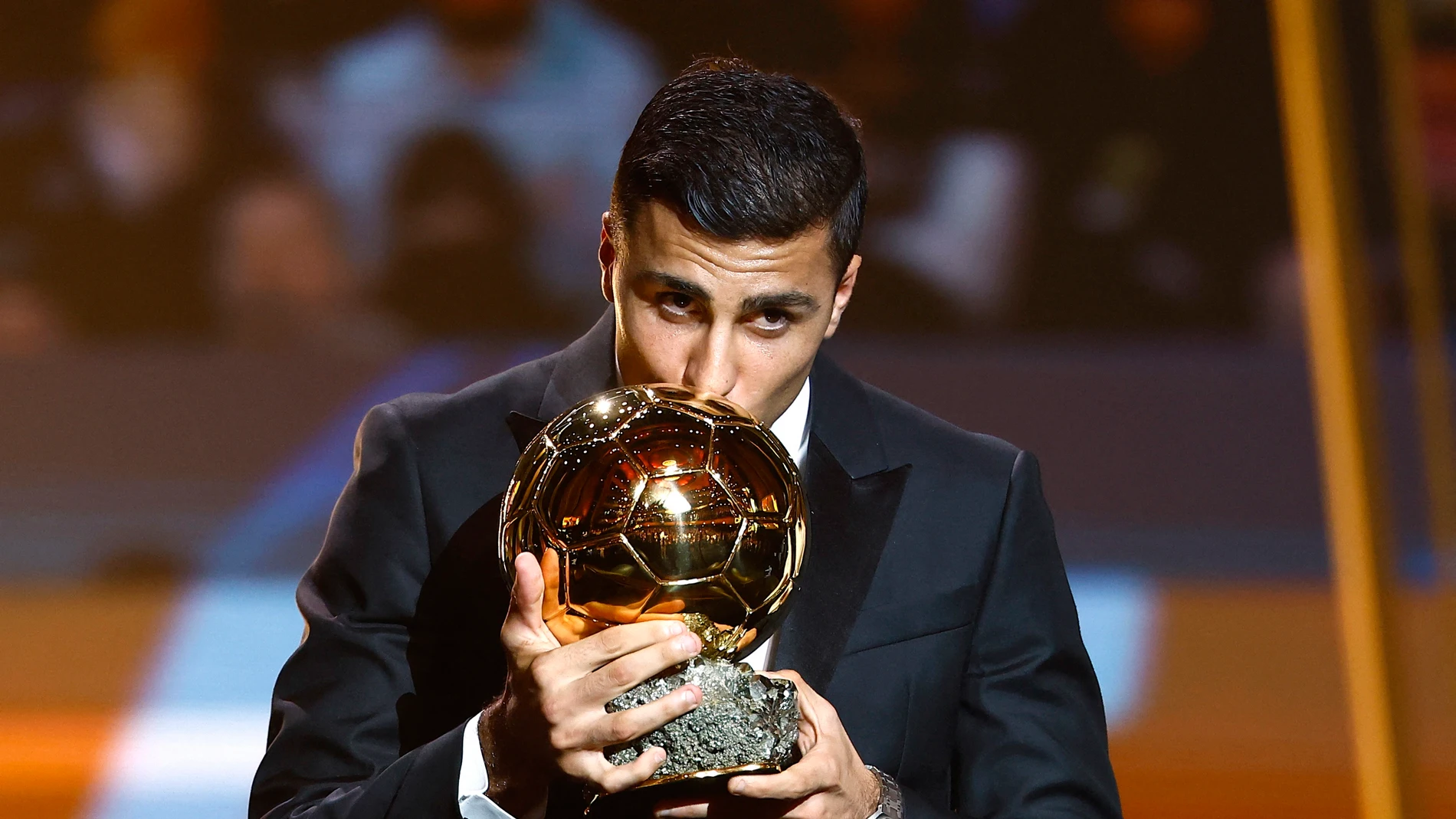 Rodri Hernández besa el Balón de Oro 2024 Rodri Hernández besa el Balón de Oro 2024