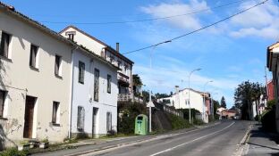 Fachada de una de las viviendas de Bergondo