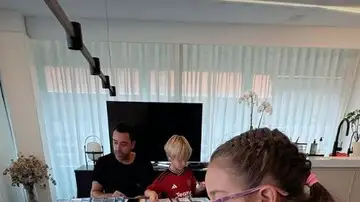 Imagen del hijo de Xavi Hernández con la camiseta del United Imagen del hijo de Xavi Hernández con la camiseta del United