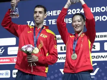 María Xiao y Álvaro Robles posan con el oro continental María Xiao y Álvaro Robles posan con el oro continental