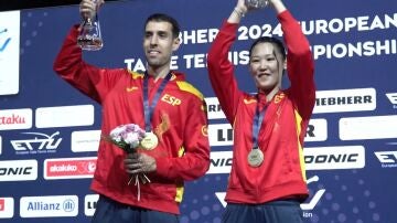 María Xiao y Álvaro Robles posan con el oro continental