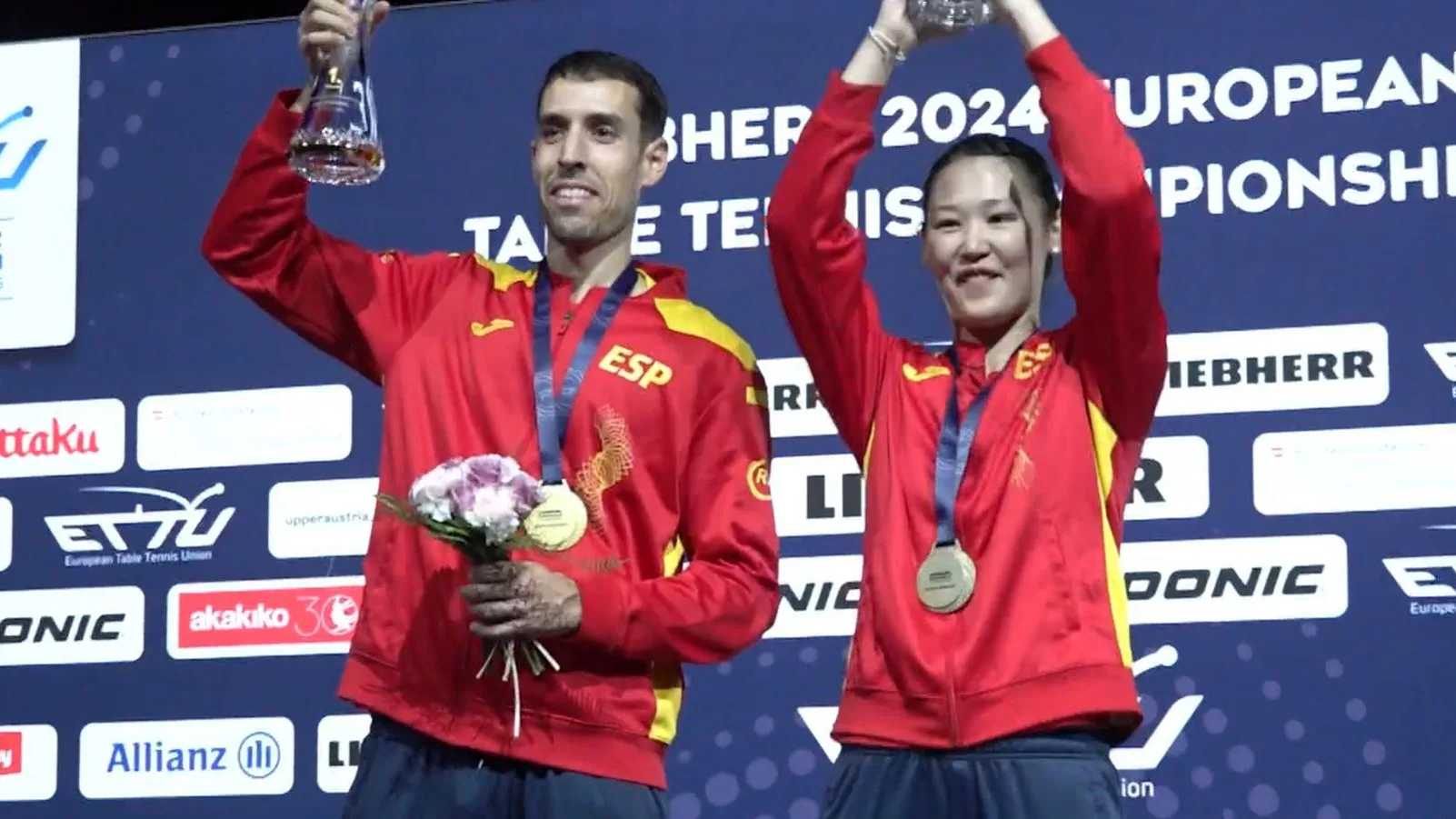 María Xiao y Álvaro Robles posan con el oro continental María Xiao y Álvaro Robles posan con el oro continental