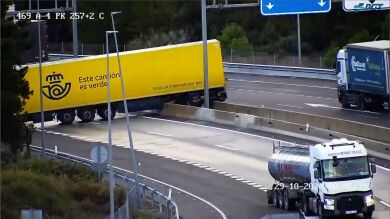 VÍDEO: Un camión de Correos sufre un accidente y atraviesa la mediana en la A-4 dirección Madrid