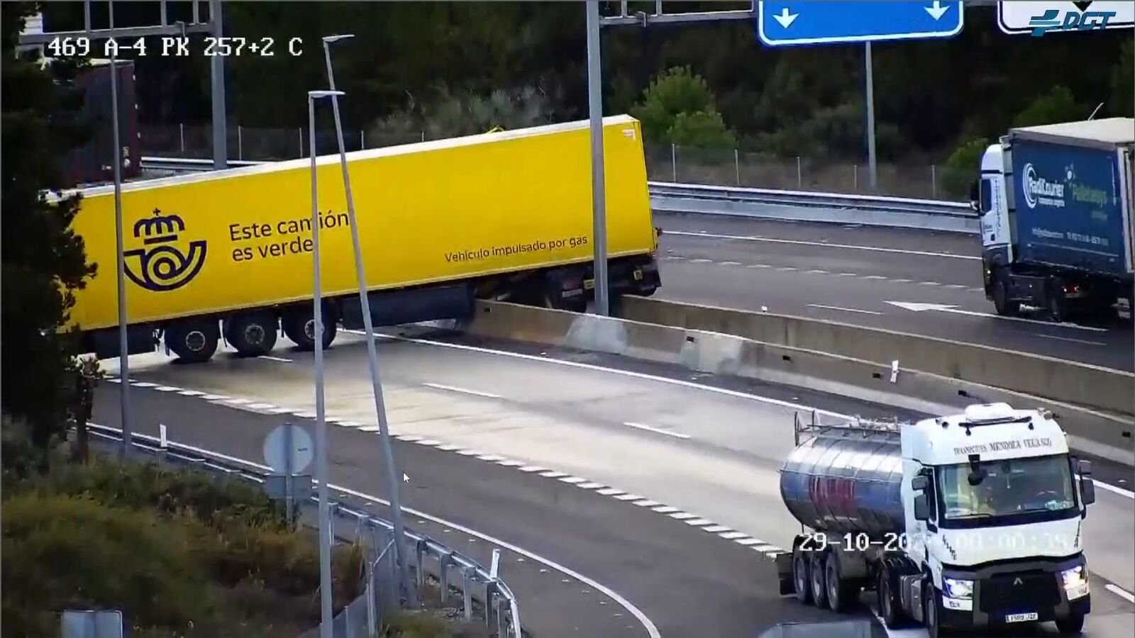 VÍDEO: Un camión de Correos sufre un accidente y atraviesa la mediana en la A-4 dirección Madrid