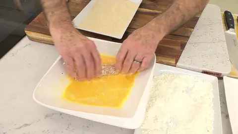 Pasa los rollitos por harina, huevo batido y pan rallado Pasa los rollitos por harina, huevo batido y pan rallado