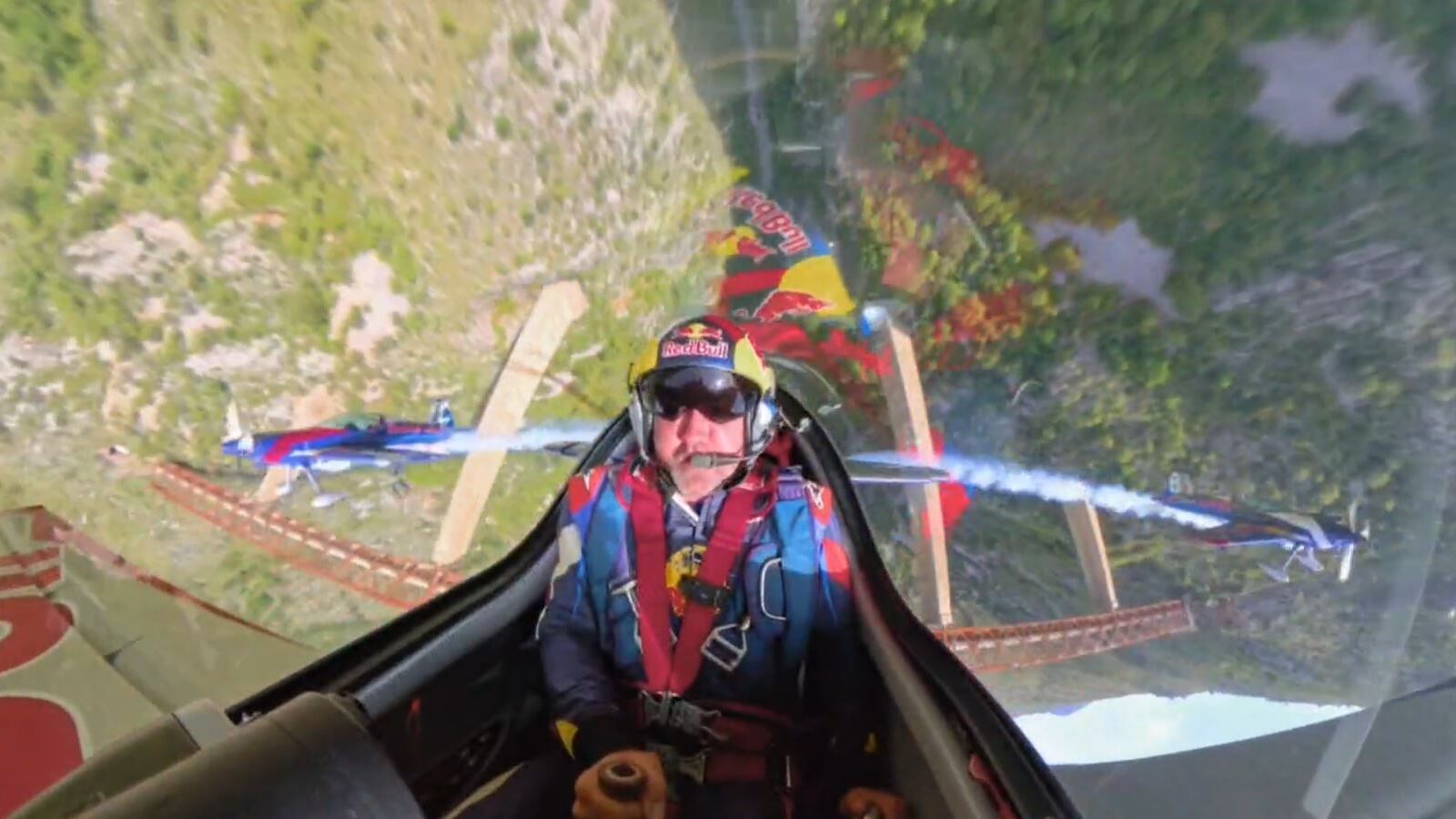El equipo Flying Bulls completa un hecho histórico en el puente más alto de Europa: ¡4 aviones volando bocabajo!