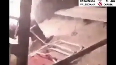 Un bou embolat quema a un espectador Vídeo | Un bou embolat quema a un espectador que veía los toros desde una silla en el interior de las barreras
