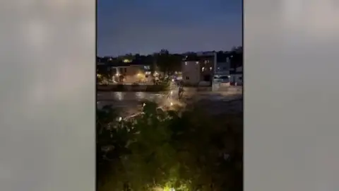 La riada derrumba un puente en Paiporta La riada derrumba un puente en Paiporta