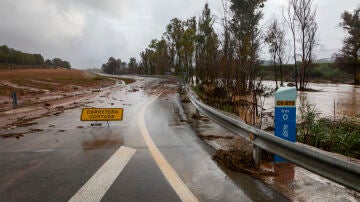 Vista general de la CV-573 cortada debido a las lluvias torrenciales que afectan a la Comunitat Valenciana