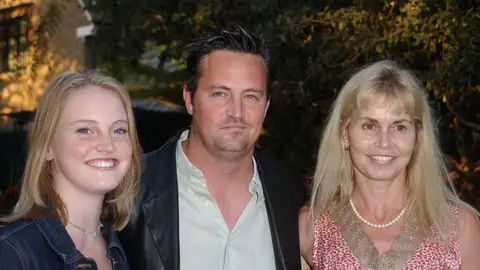 Matthew Perry con su madre, Suzanne Morrison, y su hermana Emily Matthew Perry con su madre, Suzanne Morrison, y su hermana Emily