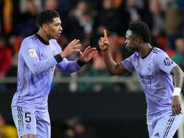 Bellingham y Vinicius durante un partido ante el Valencia