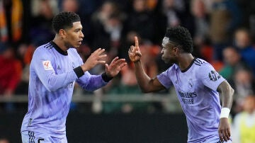 Bellingham y Vinicius durante un partido ante el Valencia