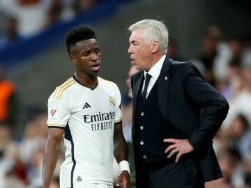 Vinicius y Ancelotti durante un partido 