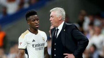 Vinicius y Ancelotti durante un partido 