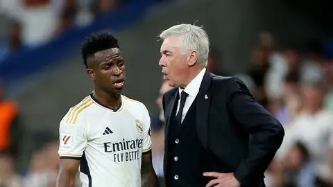 Vinicius y Ancelotti durante un partido Vinicius y Ancelotti durante un partido