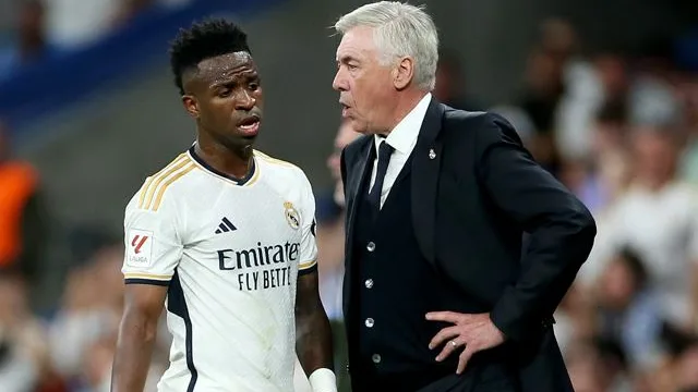 Vinicius y Ancelotti durante un partido Vinicius y Ancelotti durante un partido