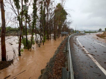 Vista general de la CV-573 cortada debido a las lluvias torrenciales que afectan a la Comunitat Valenciana