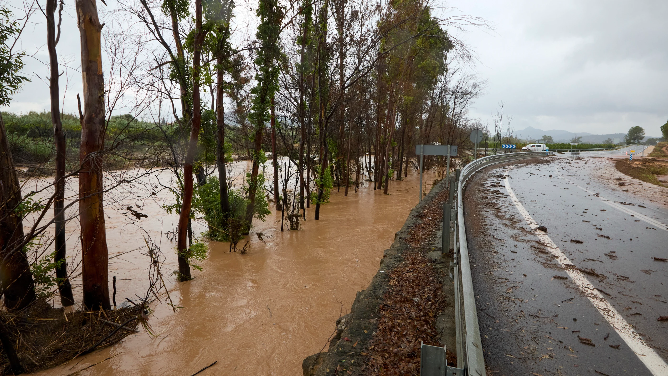 Vista general de la CV-573 cortada debido a las lluvias torrenciales que afectan a la Comunitat Valenciana