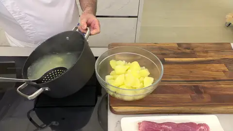 Escurre las patatas y ponlas en un bol grande Escurre las patatas y ponlas en un bol grande