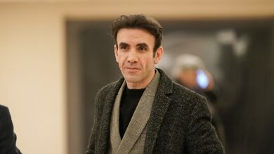 Mehmet Yilmaz Ak, el actor que nos conquistó en Secretos de familia y que amenaza con sacarnos de quicio en Renacer