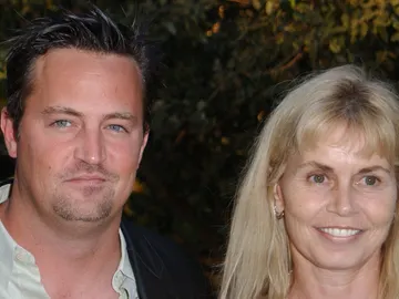 Matthew Perry con su madre, Suzanne Morrison Matthew Perry con su madre, Suzanne Morrison