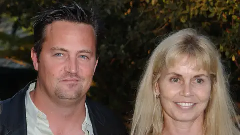 Matthew Perry con su madre, Suzanne Morrison Matthew Perry con su madre, Suzanne Morrison
