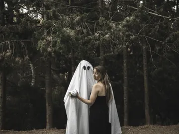 Mujer bailando con un fantasma Mujer bailando con un fantasma