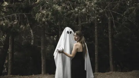 Mujer bailando con un fantasma Mujer bailando con un fantasma