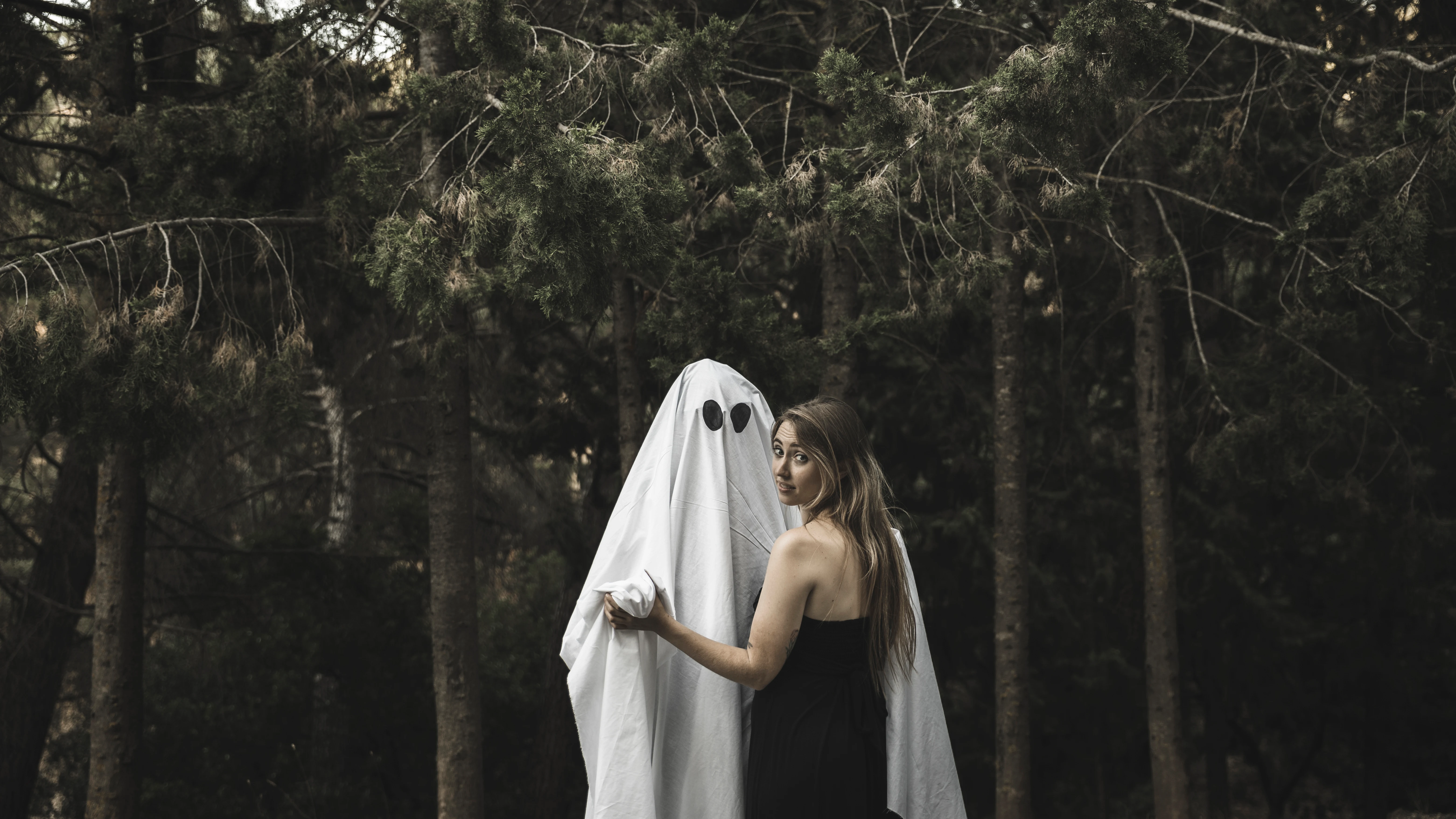 Mujer bailando con un fantasma Mujer bailando con un fantasma