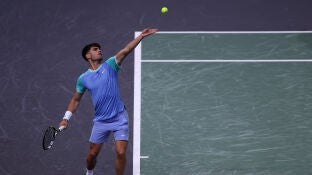 Carlos Alcaraz durante su partido ante Nico Jarry en el Masters de Par&iacute;s