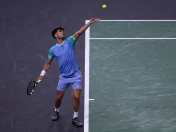 Carlos Alcaraz durante su partido ante Nico Jarry en el Masters de París Carlos Alcaraz durante su partido ante Nico Jarry en el Masters de París