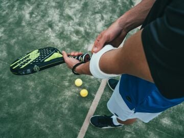 Un hombre juega a pádel 