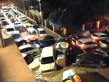 Decenas de coches amontonados en Paiporta