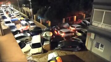 Decenas de coches amontonados en Paiporta