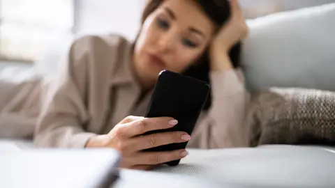 Mujer mirando el móvil Mujer mirando el móvil