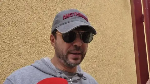 Ángel Cristo haciendo declaraciones a la prensa Ángel Cristo haciendo declaraciones a la prensa