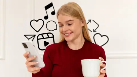 Mujer chateando sobre sus intereses Mujer chateando sobre sus intereses