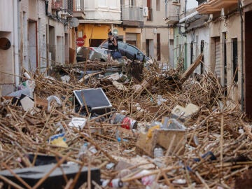 Vista de una calle afectada por las inundaciones en Paiporta 