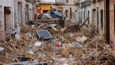 Vista de una calle afectada por las inundaciones en Paiporta Vista de una calle afectada por las inundaciones en Paiporta