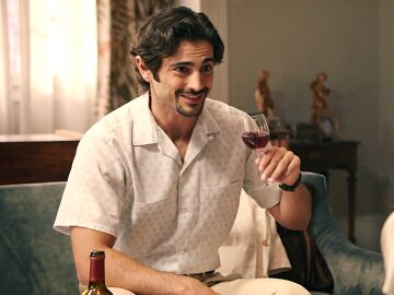 V&iacute;ctor llega a casa de Mar&iacute;a y Andr&eacute;s y ellos fingen ser un matrimonio perfecto, &iquest;descubrir&aacute; su mentira?
