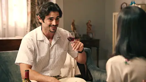 Víctor llega a casa de María y Andrés y ellos fingen ser un matrimonio perfecto, ¿descubrirá su mentira? Víctor llega a casa de María y Andrés y ellos fingen ser un matrimonio perfecto, ¿descubrirá su mentira?